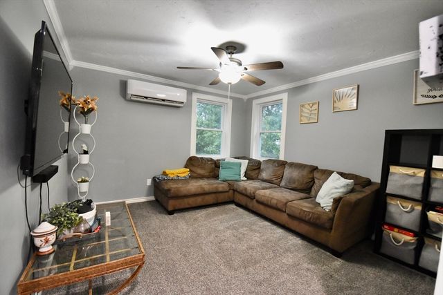 9 Maid Marion St, Oxford, MA 01540