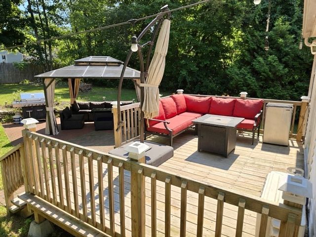 9 Maid Marion St, Oxford, MA 01540