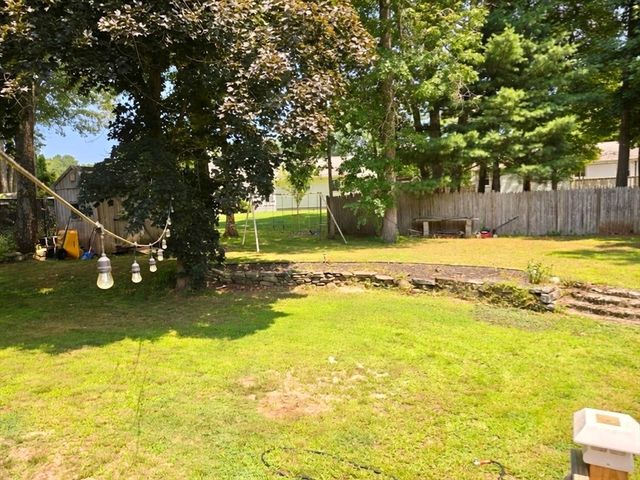 9 Maid Marion St, Oxford, MA 01540