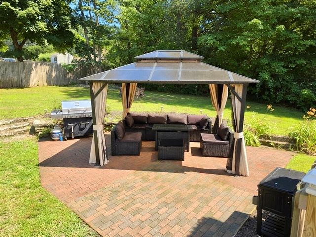 9 Maid Marion St, Oxford, MA 01540