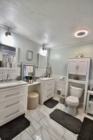 9 Maid Marion St, Oxford, MA 01540