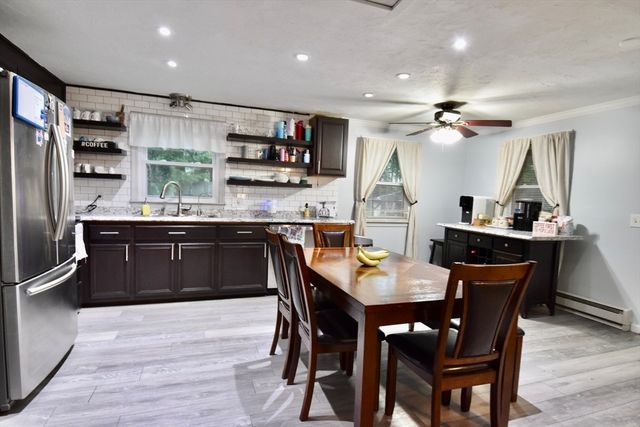 9 Maid Marion St, Oxford, MA 01540