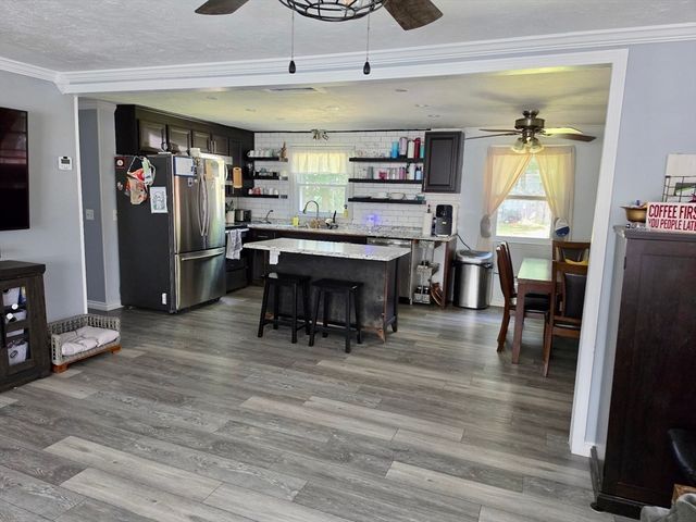 9 Maid Marion St, Oxford, MA 01540