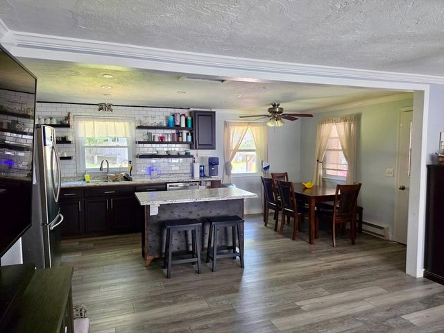 9 Maid Marion St, Oxford, MA 01540