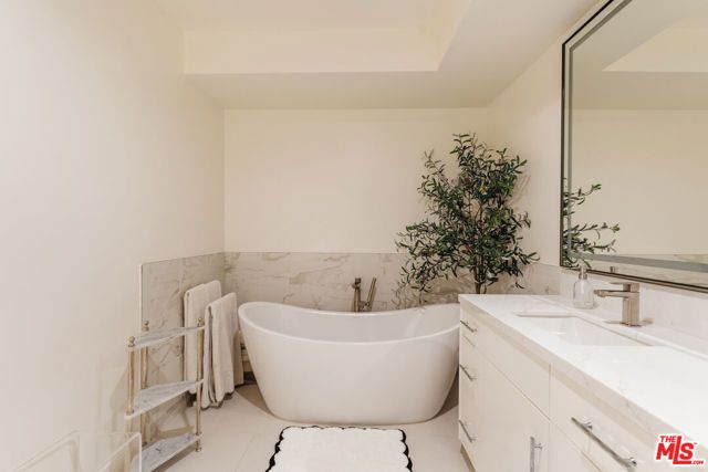 121 N Almont Drive 304, Beverly Hills, CA 90211