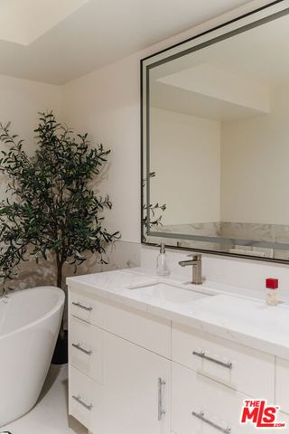 121 N Almont Drive 304, Beverly Hills, CA 90211