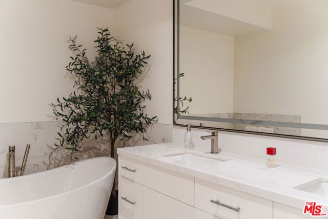 121 N Almont Drive 304, Beverly Hills, CA 90211