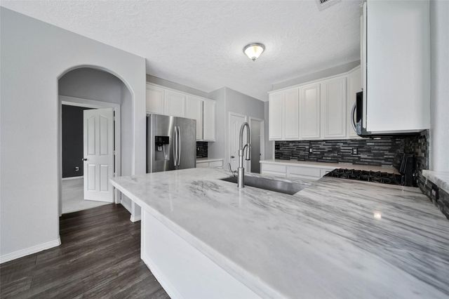 12802 Point Aquarius Boulevard, Willis, TX 77318