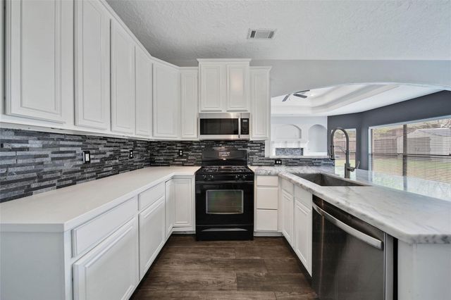 12802 Point Aquarius Boulevard, Willis, TX 77318