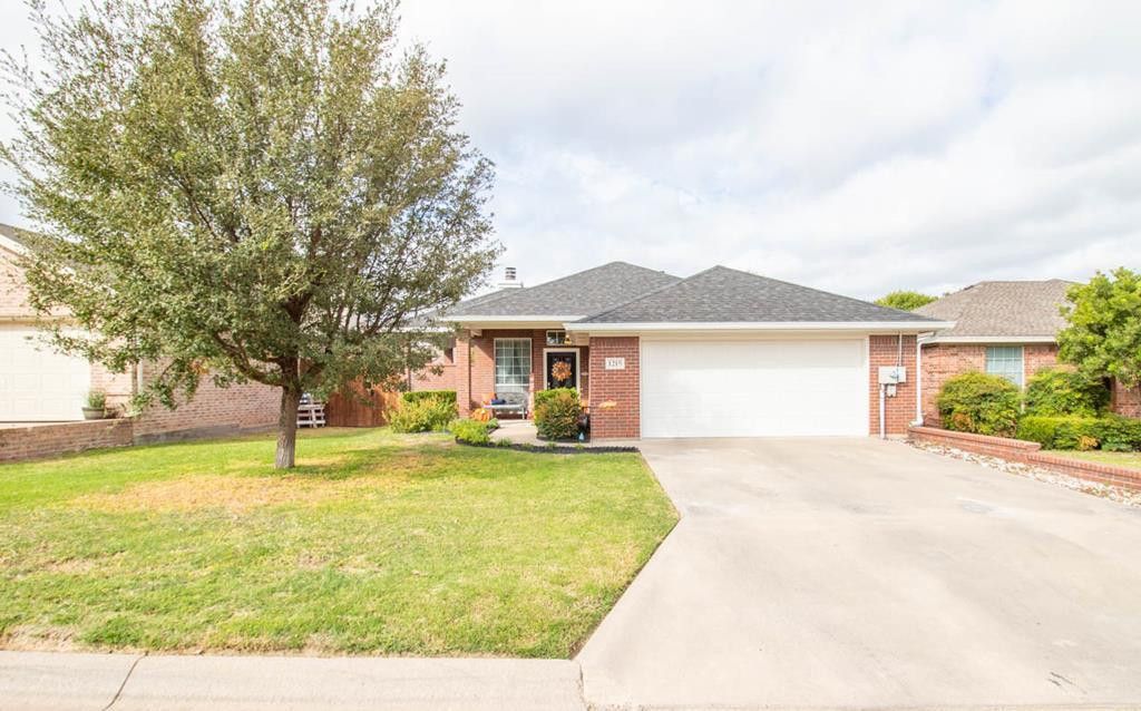 Image 1 of property listing at 1215 Dorchester Drive, San Angelo, TX 76901