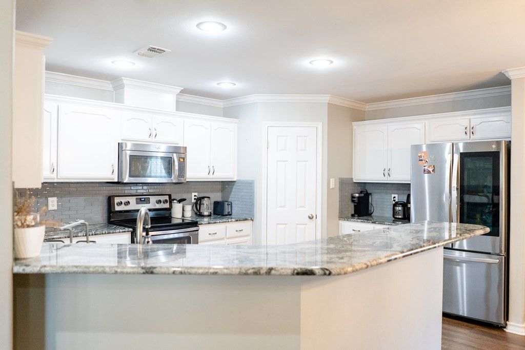 Image 7 of property listing at 1215 Dorchester Drive, San Angelo, TX 76901