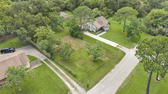 6519 Pinecrest Drive, Hitchcock, TX 77563