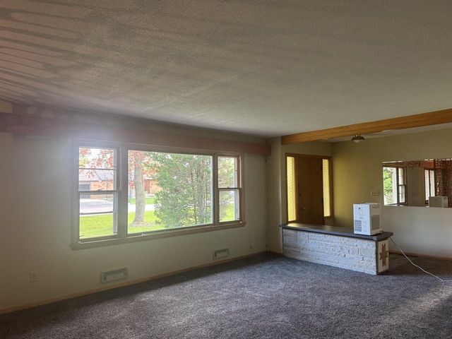 22 WELLE DRIVE, Oshkosh, WI 54902