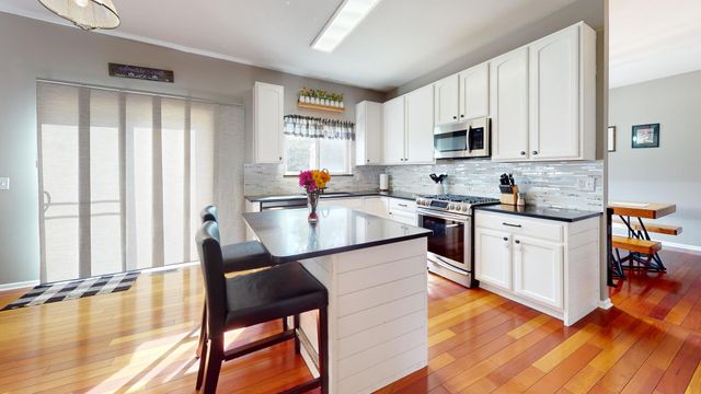 31601 N Pineview Boulevard, Lakemoor, IL 60051