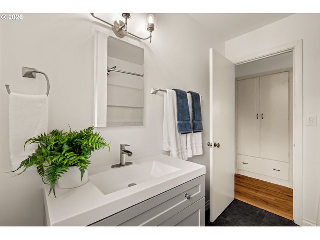 2525 Se 79TH Ave, Portland, OR 97206