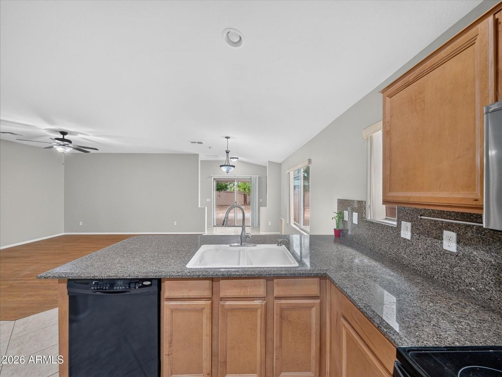 633 E LESLIE Avenue, San Tan Valley, AZ 85140 — photo 3