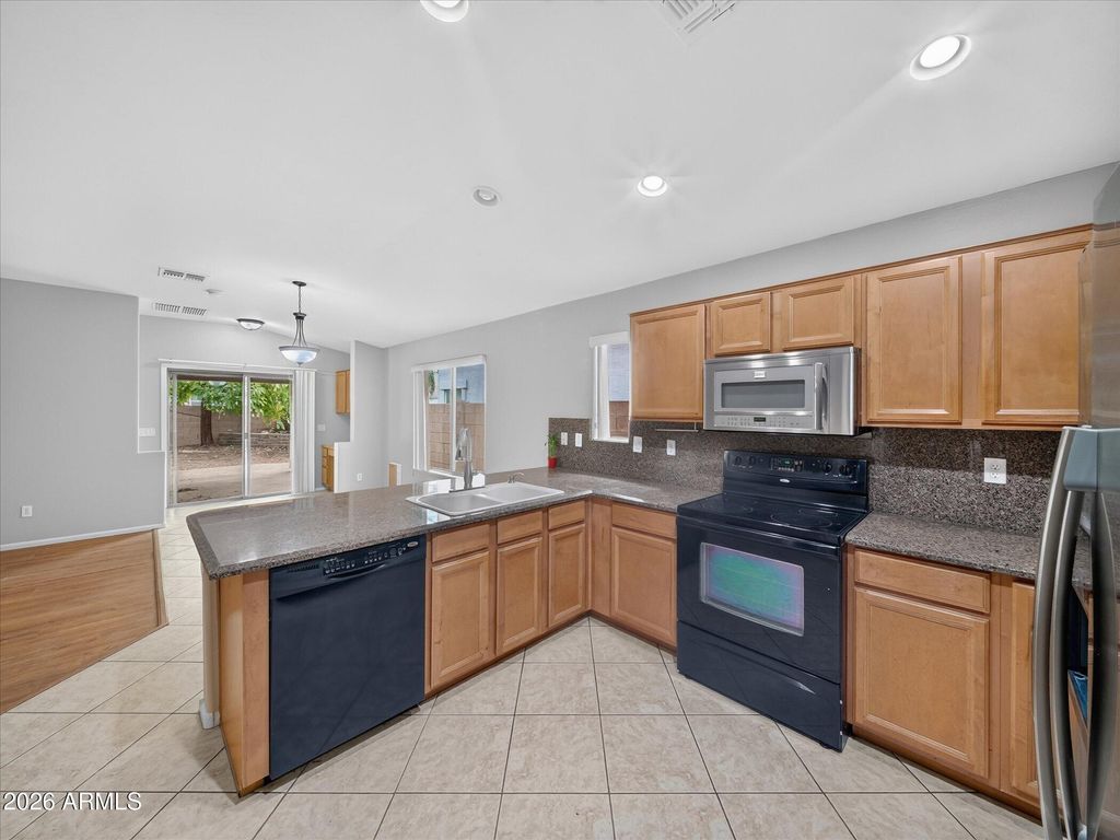633 E LESLIE Avenue, San Tan Valley, AZ 85140 — photo 4