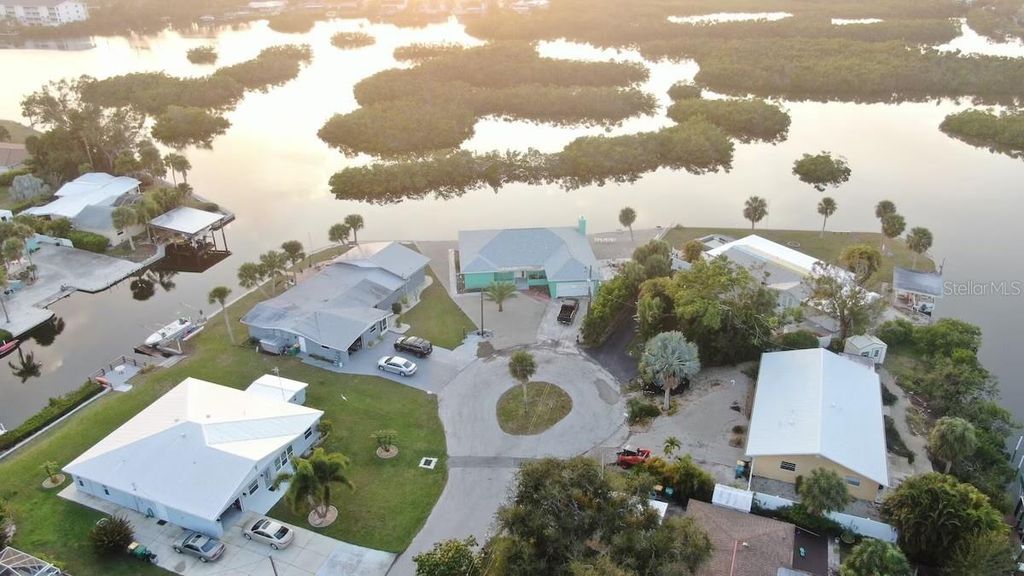 Image 2 of property listing at 1490 JANET PLACE, Englewood, FL 34223