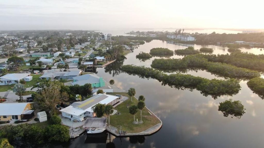 Image 17 of property listing at 1490 JANET PLACE, Englewood, FL 34223