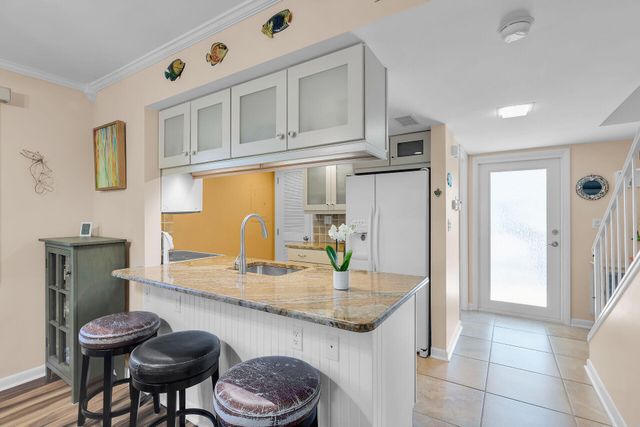 97652 Overseas Hwy Apt M8, Key Largo, FL 33037