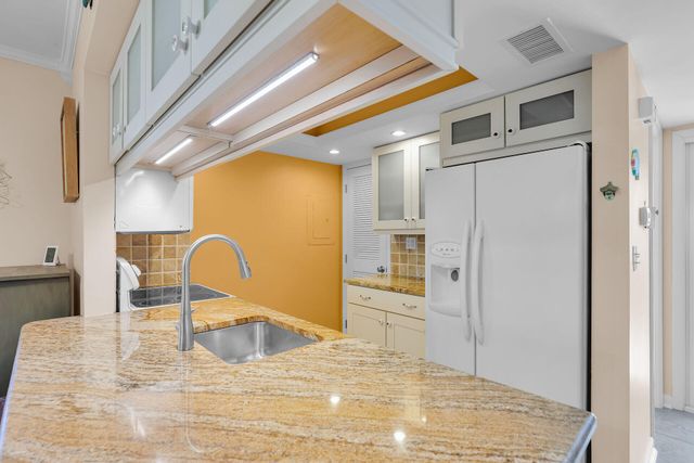 97652 Overseas Hwy Apt M8, Key Largo, FL 33037