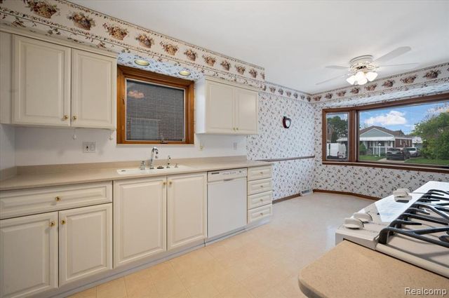 2211 White Avenue, Lincoln Park, MI 48146