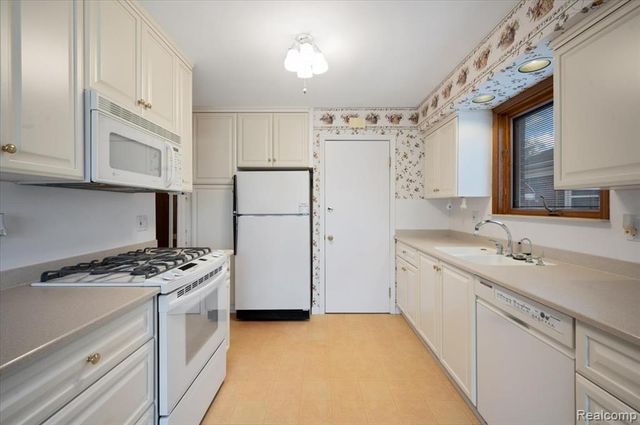 2211 White Avenue, Lincoln Park, MI 48146