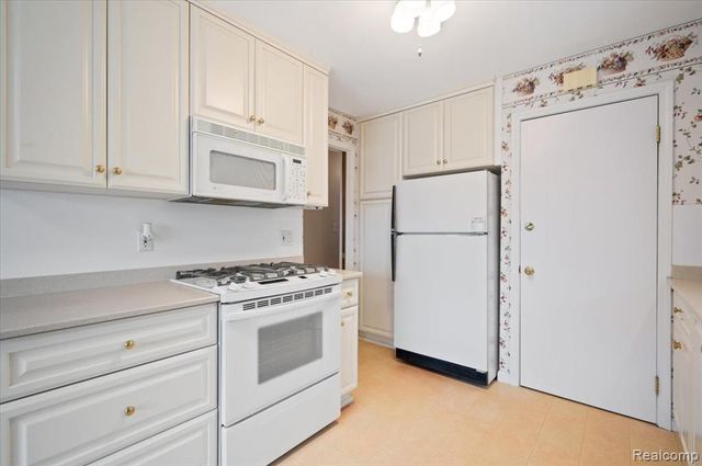 2211 White Avenue, Lincoln Park, MI 48146
