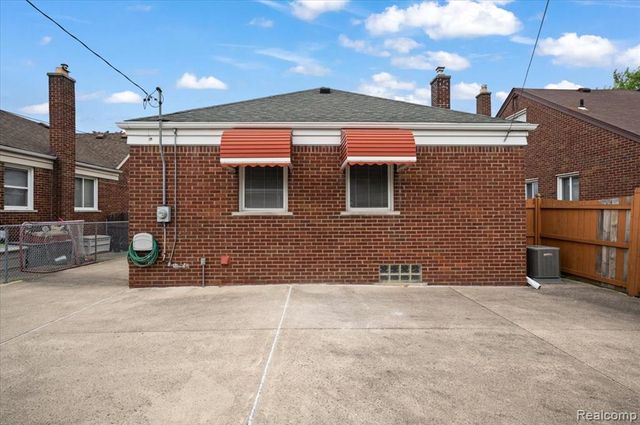 2211 White Avenue, Lincoln Park, MI 48146