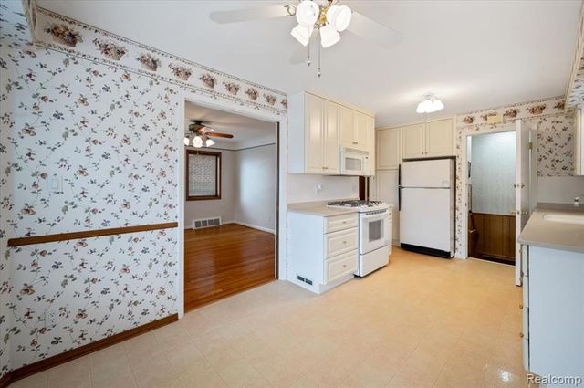 2211 White Avenue, Lincoln Park, MI 48146