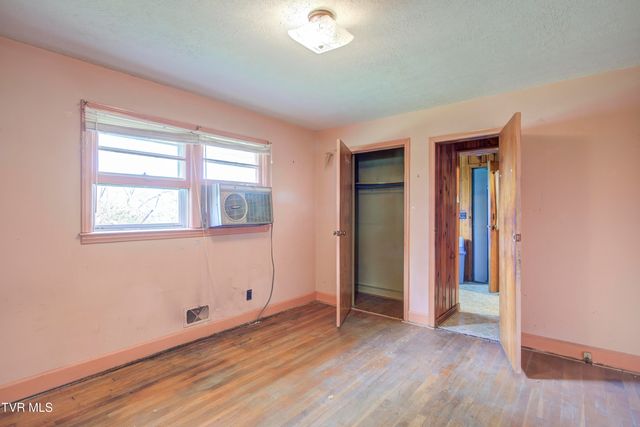 1302 Oxford Place, Johnson City, TN 37601