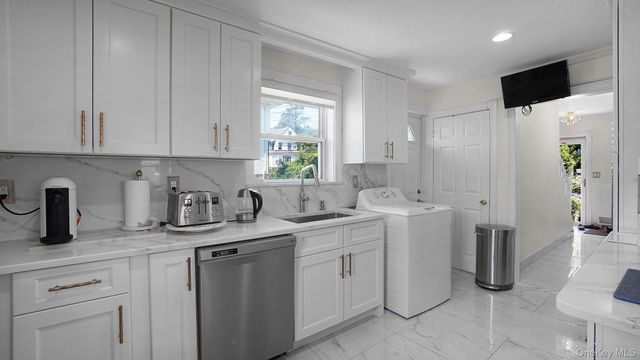 18 Edgewood Avenue, Yonkers, NY 10704