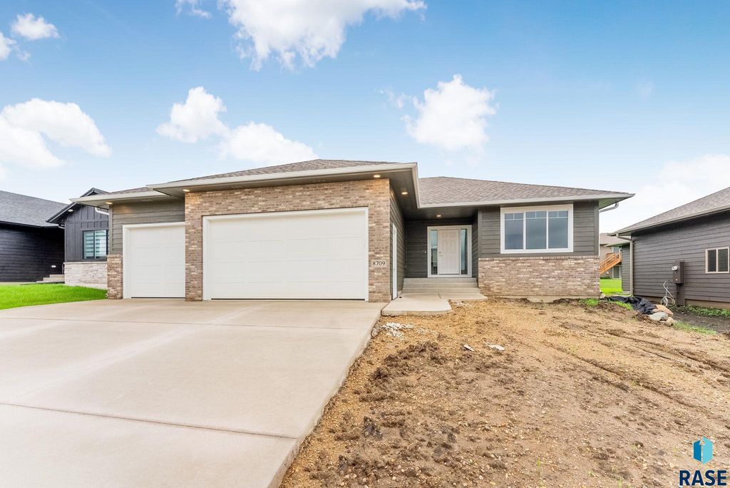 8709 W Rathburn St Street, Sioux Falls, SD 57106