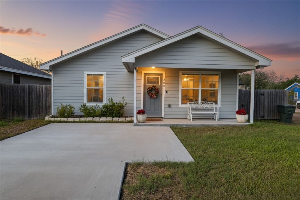 200 W 4th St, Alice, TX 78332