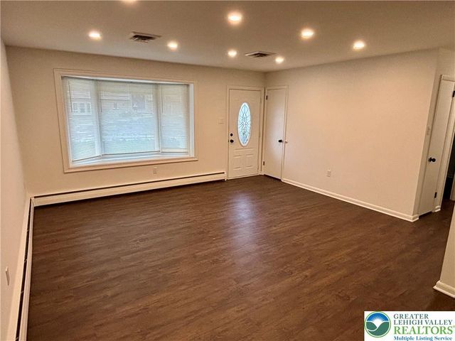 2240 West WOODLAWN Street, South Whitehall Twp, PA 18104