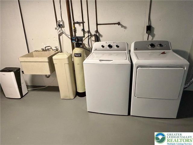 2240 West WOODLAWN Street, South Whitehall Twp, PA 18104