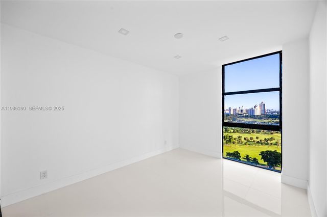 20379 W Country Club Dr 1938, Aventura, FL 33180