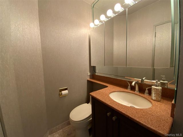 27110 Grand Central Parkway 24W, Floral Park, NY 11005