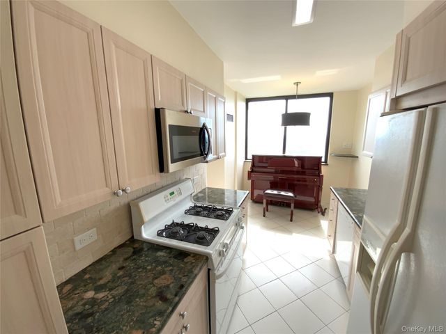 27110 Grand Central Parkway 24W, Floral Park, NY 11005