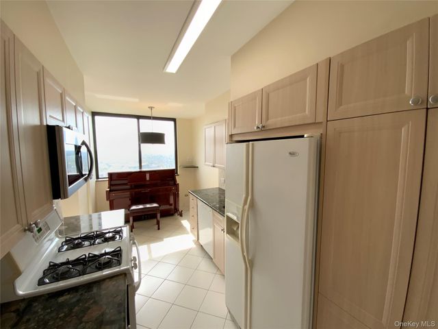 27110 Grand Central Parkway 24W, Floral Park, NY 11005