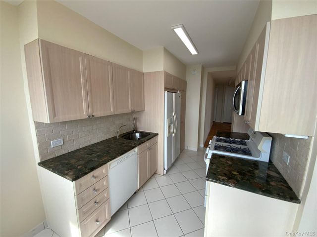 27110 Grand Central Parkway 24W, Floral Park, NY 11005