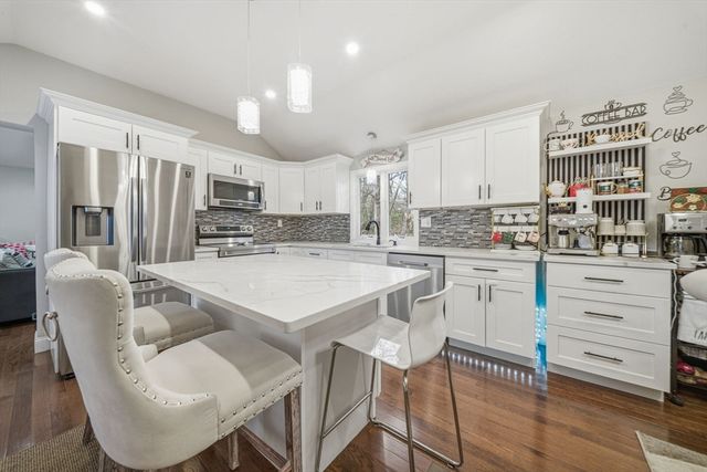 30 Glendale Ave, Uxbridge, MA 01569