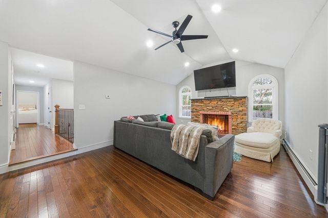 30 Glendale Ave, Uxbridge, MA 01569