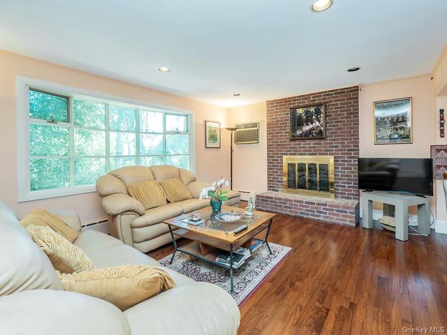 2 Stonytown Road, Manhasset, NY 11030