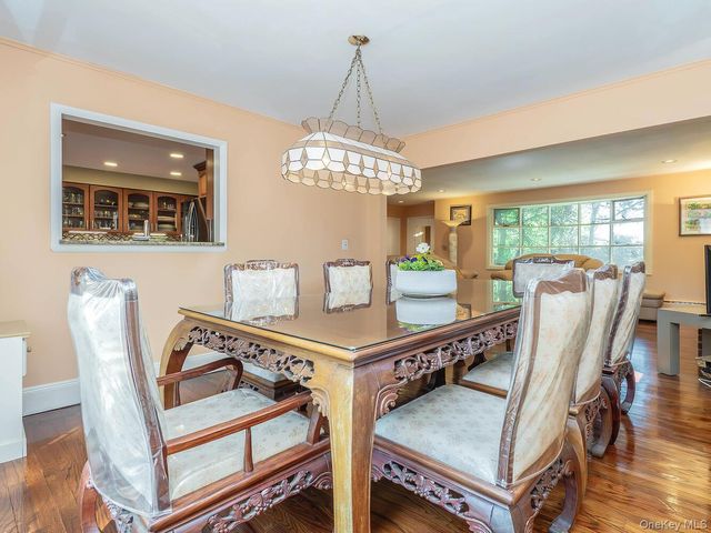 2 Stonytown Road, Manhasset, NY 11030