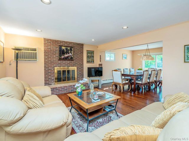 2 Stonytown Road, Manhasset, NY 11030