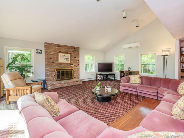 2 Stonytown Road, Manhasset, NY 11030