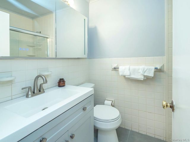 2 Stonytown Road, Manhasset, NY 11030