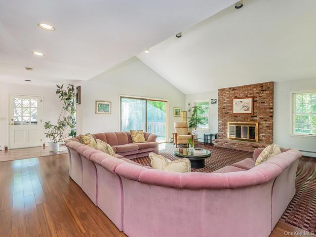 2 Stonytown Road, Manhasset, NY 11030