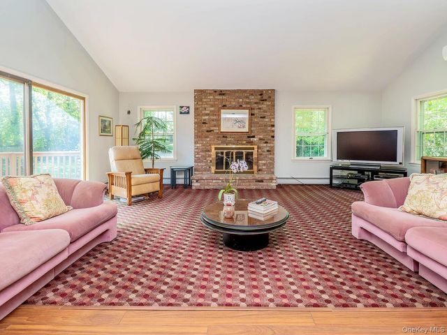 2 Stonytown Road, Manhasset, NY 11030